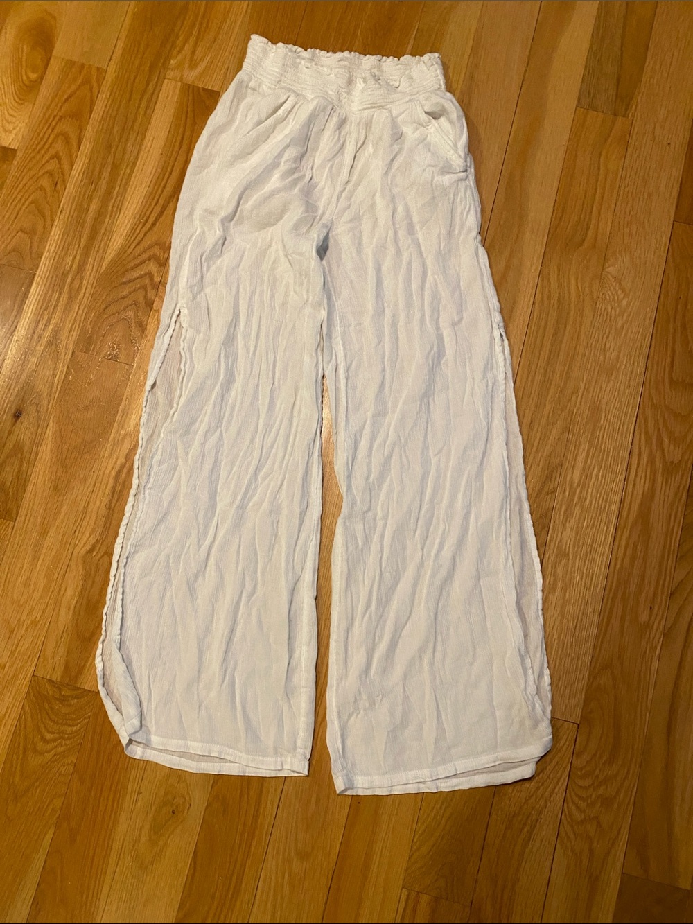 White Wide-Leg gauzy summer Pants. Large slit up both sides. Pockets!!
